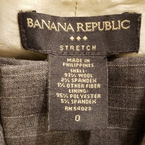 Banana Republic ladies pant suit in size 0 with a blazer in size 2. - Picture 5 of 7